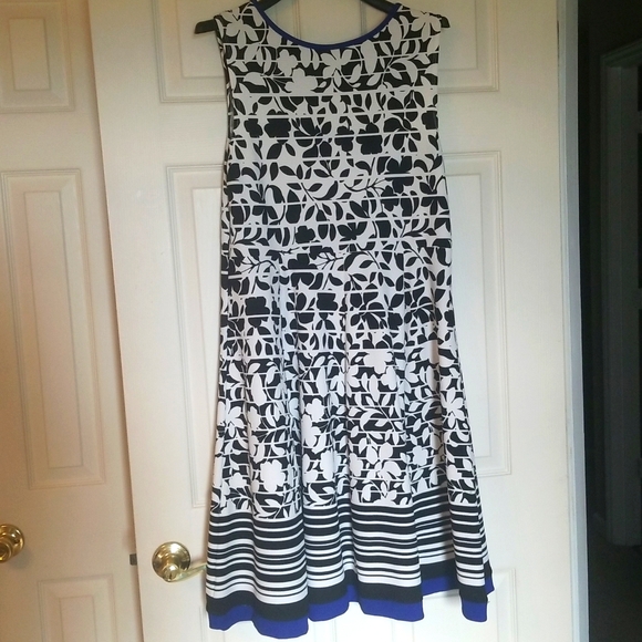 Signature by Robbie Lee Women's dress, Black and White floral pattern, Size 1X - Picture 5 of 7